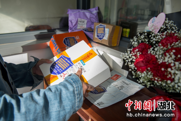 群众收到贴有“反诈贴纸”的包裹 群众收到贴有“反诈贴纸”的包裹