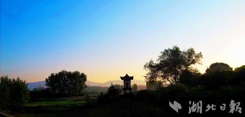 所求不过是，日出相伴，日落相随。