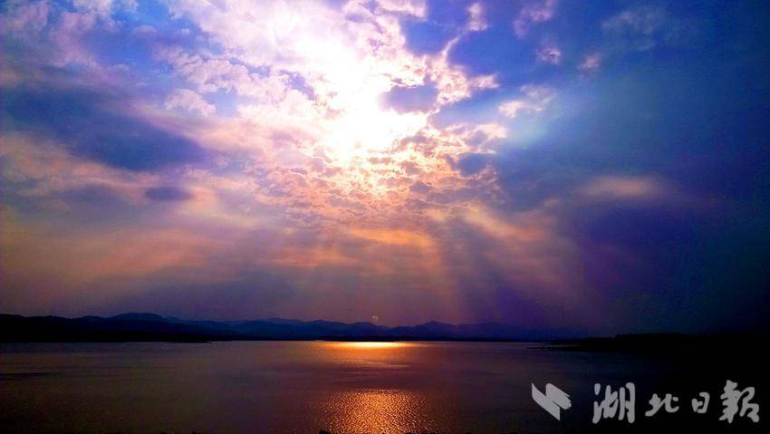 总有一片晚霞会经过你的头上，也总有一个人会爱你一场