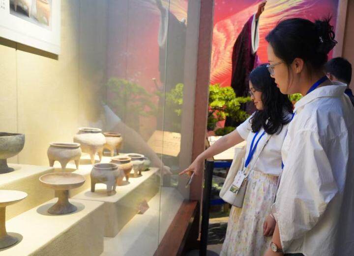 与会代表走进南漳县博物馆 (李杰 摄）