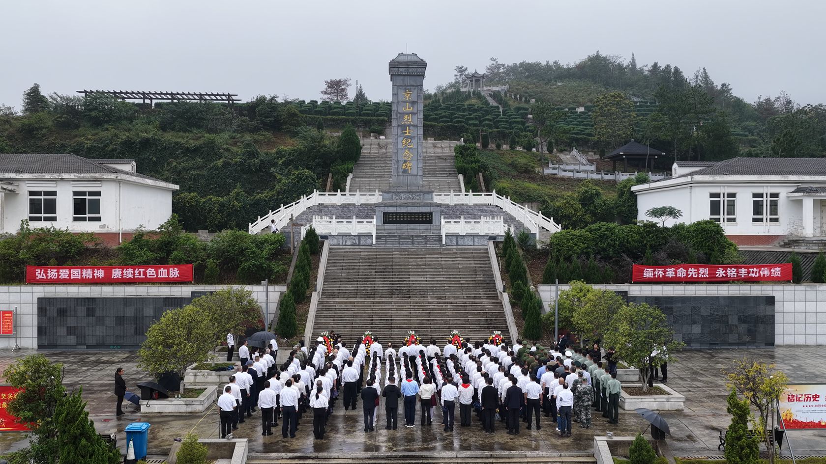 我市举行烈士纪念日向烈士敬献花篮仪式